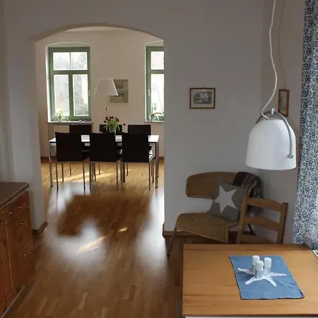 Traumhafte Etagenwohnung In Guenderzeitvilla Διαμέρισμα *