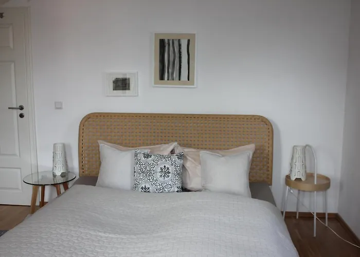 Traumhafte Etagenwohnung In Guenderzeitvilla *